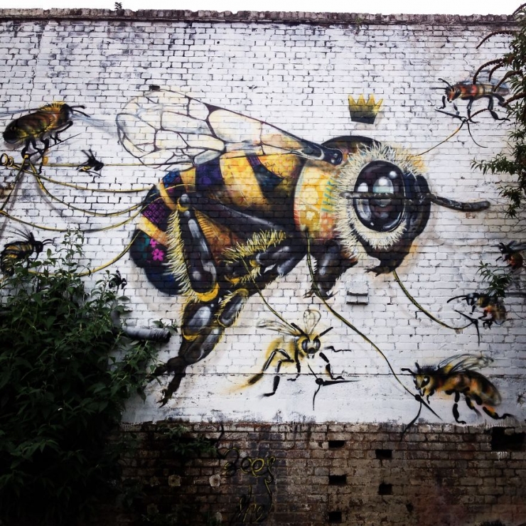 Illustration de l'article : Il pare les rues londoniennes de fresques peuplées d'abeilles pour attirer l'attention sur le danger qui les guette