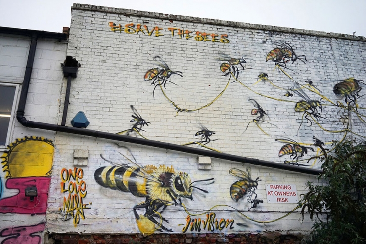 Illustration de l'article : Il pare les rues londoniennes de fresques peuplées d'abeilles pour attirer l'attention sur le danger qui les guette