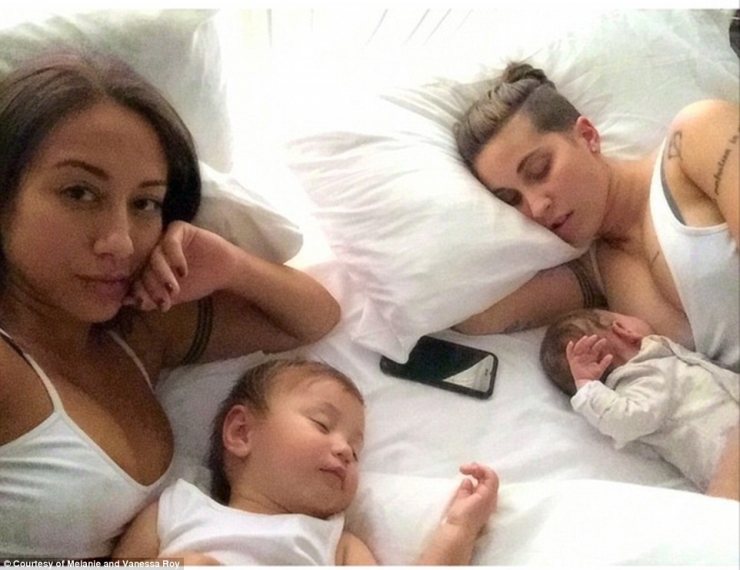 Illustration de l'article : Ce couple homo est en train de faire le tour du monde via cette photo, et c'est pour une magnifique raison !