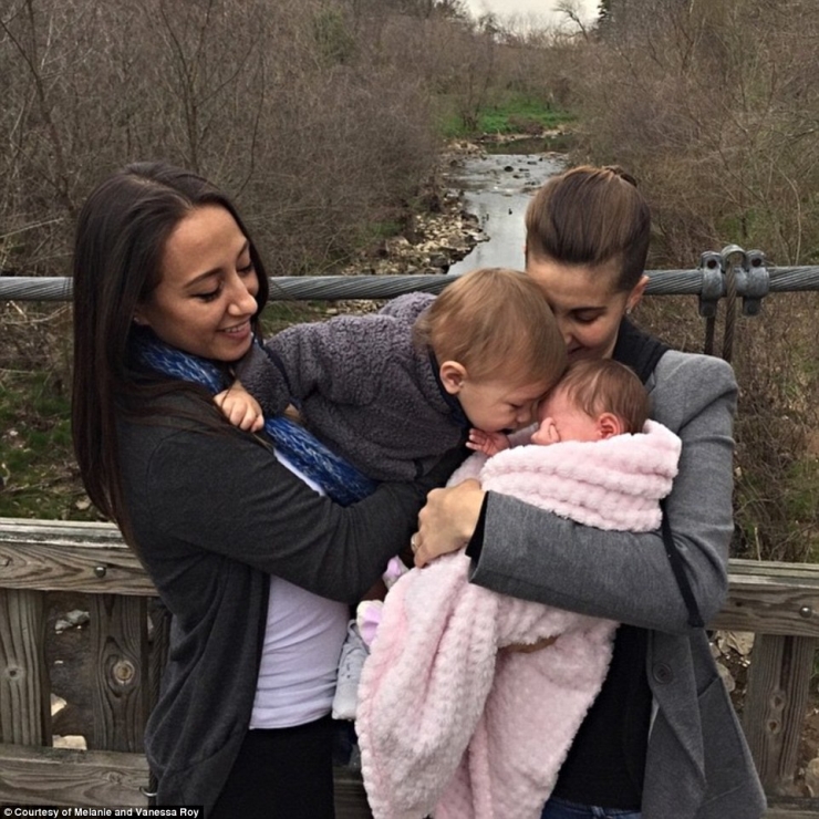 Illustration de l'article : Ce couple homo est en train de faire le tour du monde via cette photo, et c'est pour une magnifique raison !