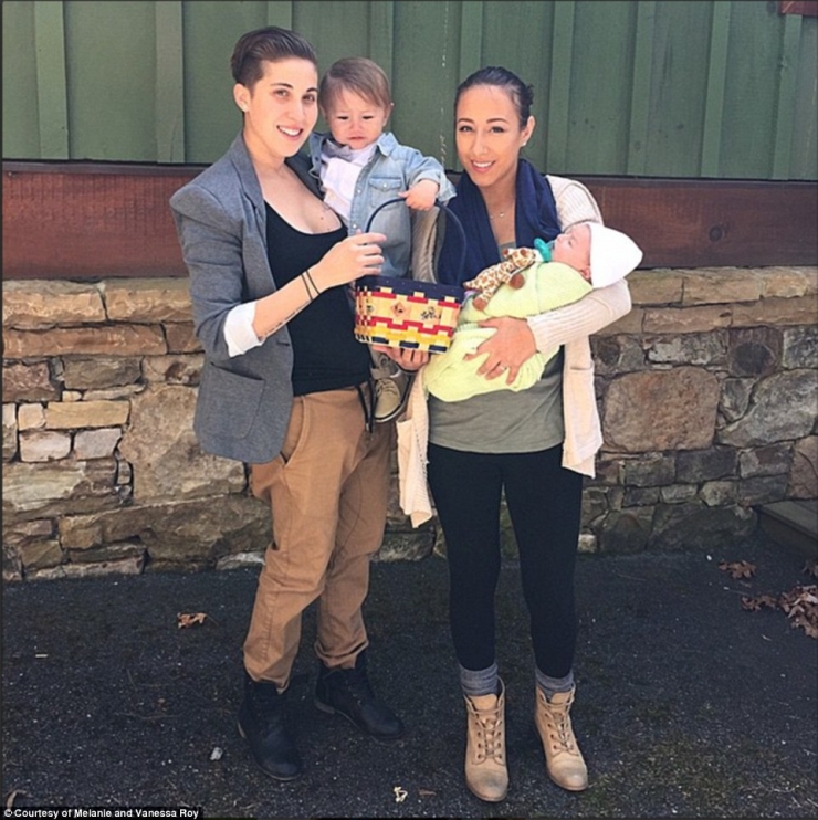 Illustration de l'article : Ce couple homo est en train de faire le tour du monde via cette photo, et c'est pour une magnifique raison !