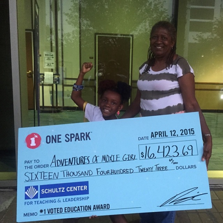 Illustration de l'article : Complex&eacute;e par ses cheveux, cette petite en fait sa force et r&eacute;colte plus de 15 000 euros pour publier sa propre bande dessin&eacute;e...