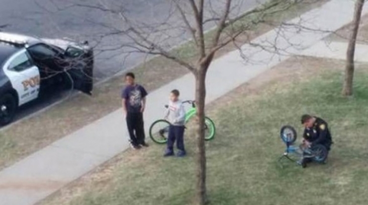 Illustration de l'article : Enfin une photo de policier qui fait le tour des Usa pour une bonne raison...