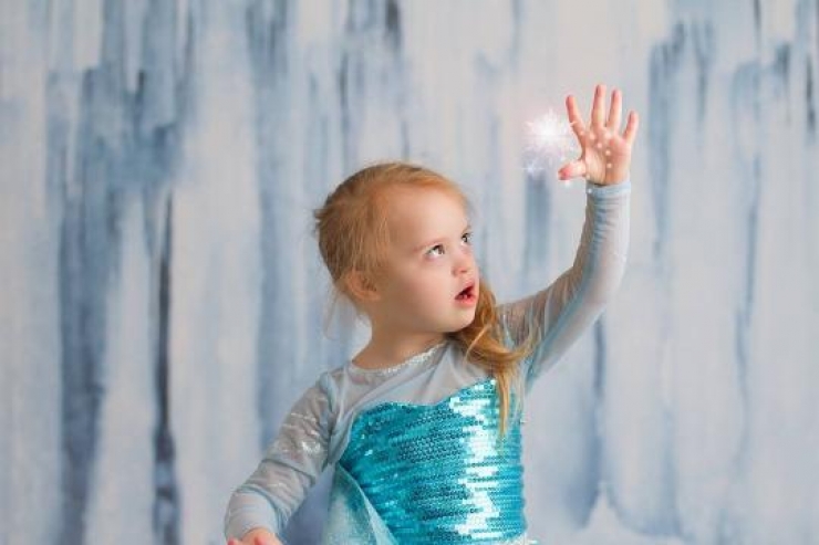 Illustration de l'article : Pour r&eacute;aliser le r&ecirc;ve de sa fille trisomique, elle la d&eacute;guise en princesse Disney