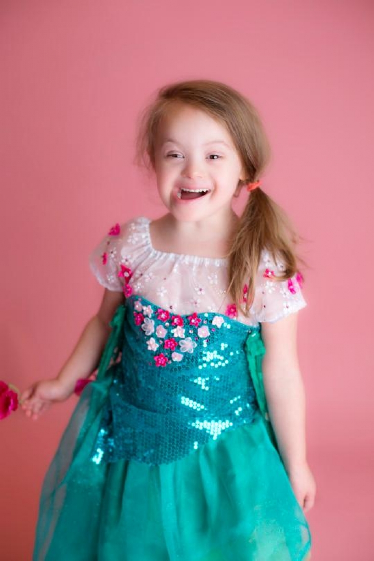 Illustration de l'article : Pour r&eacute;aliser le r&ecirc;ve de sa fille trisomique, elle la d&eacute;guise en princesse Disney