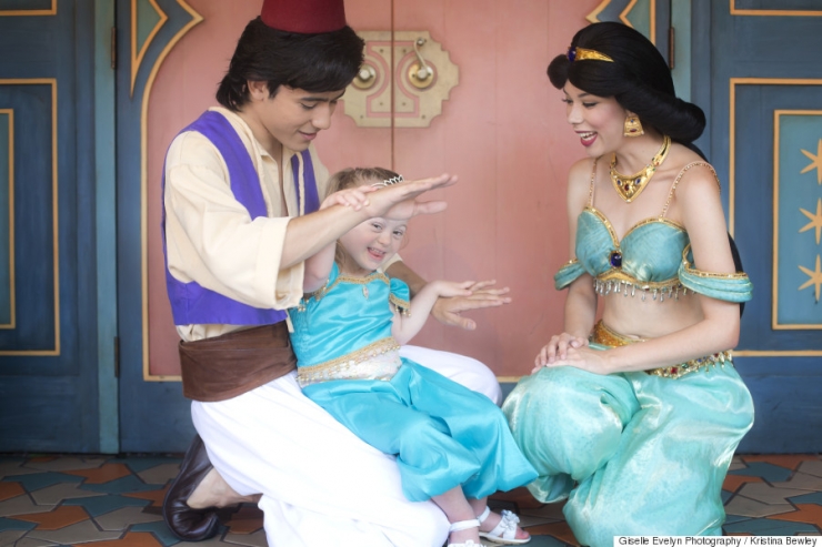 Illustration de l'article : Pour r&eacute;aliser le r&ecirc;ve de sa fille trisomique, elle la d&eacute;guise en princesse Disney