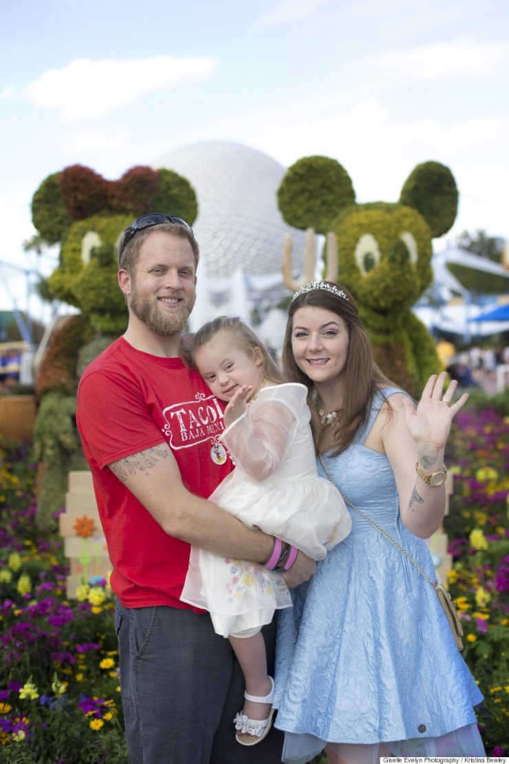 Illustration de l'article : Pour r&eacute;aliser le r&ecirc;ve de sa fille trisomique, elle la d&eacute;guise en princesse Disney