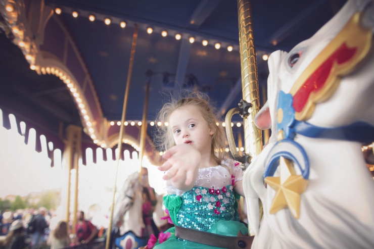 Illustration de l'article : Pour r&eacute;aliser le r&ecirc;ve de sa fille trisomique, elle la d&eacute;guise en princesse Disney