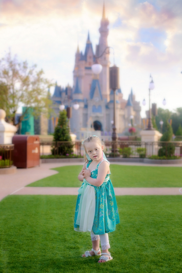 Illustration de l'article : Pour r&eacute;aliser le r&ecirc;ve de sa fille trisomique, elle la d&eacute;guise en princesse Disney