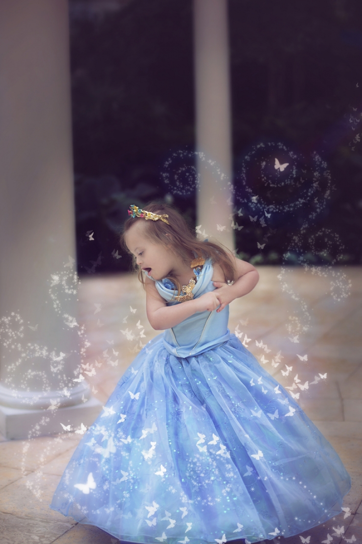 Illustration de l'article : Pour r&eacute;aliser le r&ecirc;ve de sa fille trisomique, elle la d&eacute;guise en princesse Disney