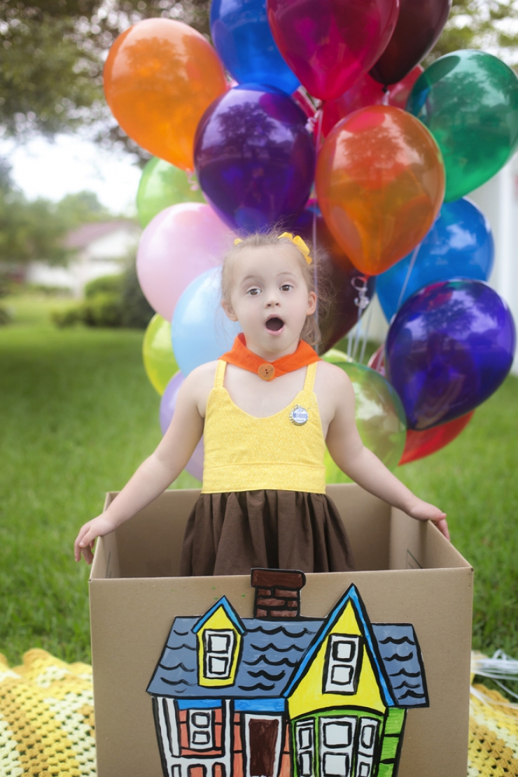 Illustration de l'article : Pour r&eacute;aliser le r&ecirc;ve de sa fille trisomique, elle la d&eacute;guise en princesse Disney