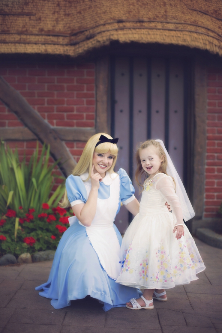 Illustration de l'article : Pour r&eacute;aliser le r&ecirc;ve de sa fille trisomique, elle la d&eacute;guise en princesse Disney