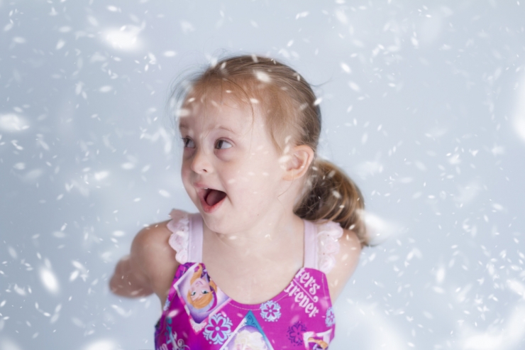 Illustration de l'article : Pour r&eacute;aliser le r&ecirc;ve de sa fille trisomique, elle la d&eacute;guise en princesse Disney