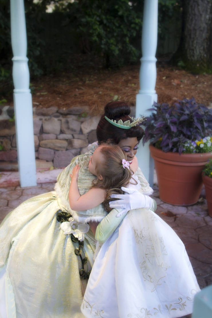 Illustration de l'article : Pour r&eacute;aliser le r&ecirc;ve de sa fille trisomique, elle la d&eacute;guise en princesse Disney