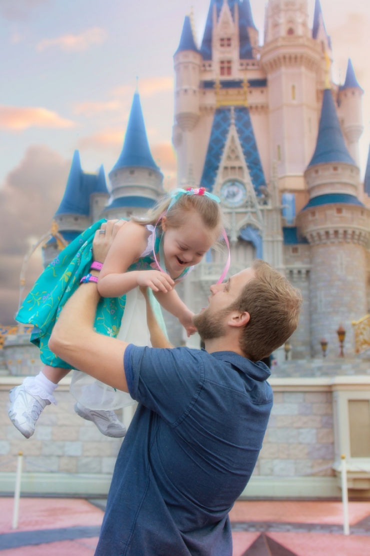 Illustration de l'article : Pour r&eacute;aliser le r&ecirc;ve de sa fille trisomique, elle la d&eacute;guise en princesse Disney