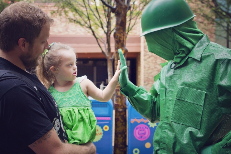 Illustration de l'article : Pour r&eacute;aliser le r&ecirc;ve de sa fille trisomique, elle la d&eacute;guise en princesse Disney
