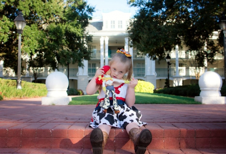 Illustration de l'article : Pour r&eacute;aliser le r&ecirc;ve de sa fille trisomique, elle la d&eacute;guise en princesse Disney