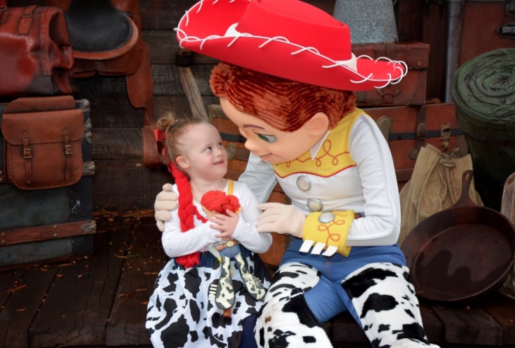 Illustration de l'article : Pour r&eacute;aliser le r&ecirc;ve de sa fille trisomique, elle la d&eacute;guise en princesse Disney