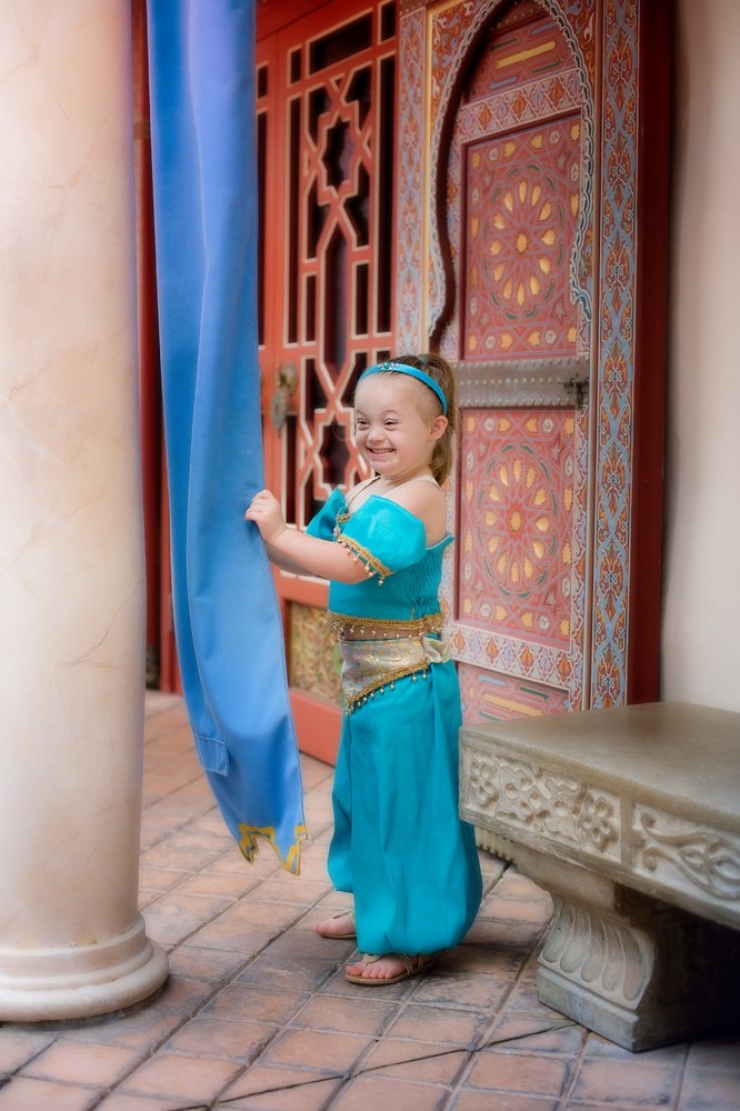 Illustration de l'article : Pour r&eacute;aliser le r&ecirc;ve de sa fille trisomique, elle la d&eacute;guise en princesse Disney