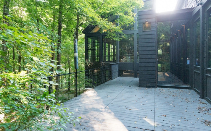 Illustration de l'article : L'int&eacute;rieur de cette maison de luxe qui se trouve dans les arbres devrait vous faire r&ecirc;ver !