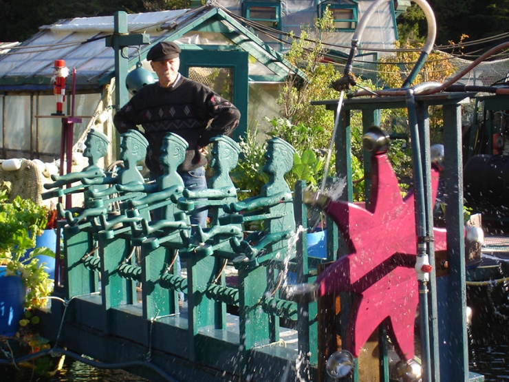 Illustration de l'article : Ce couple vit sur l'&icirc;lot flottant qu'il a lui-m&ecirc;me construit ! Un petit coin de paradis...