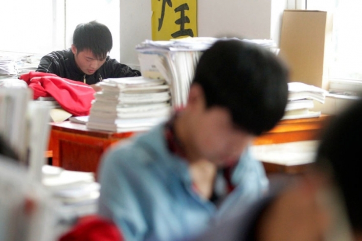 Illustration de l'article : Ce lyc&eacute;en chinois porte son camarade de classe handicap&eacute; sur son dos plusieurs fois par jour