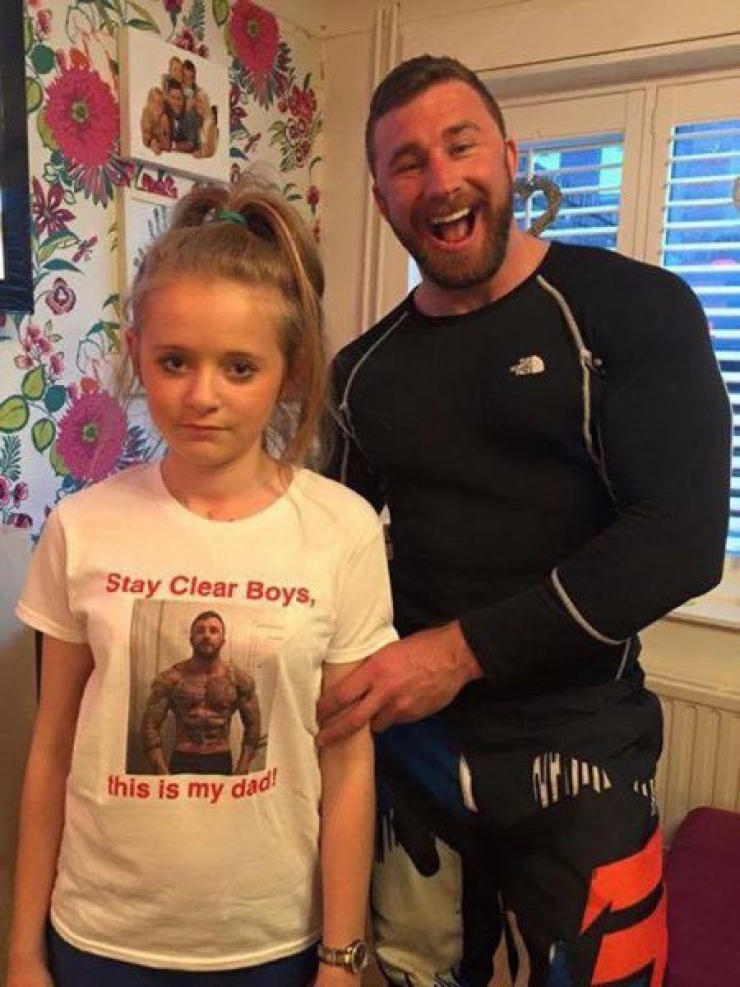 Illustration de l'article : Un peu trop protecteur, regardez le T-Shirt que ce papa a fait à sa fille pour éloigner les garçons...