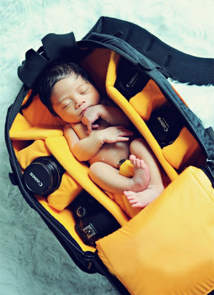 Illustration de l'article : Ces photographes qui réalisent des clichés de leurs bébés couchés dans leurs sac photo