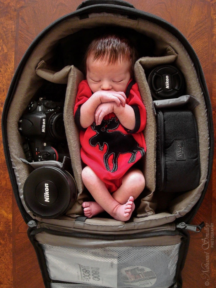 Illustration de l'article : Ces photographes qui réalisent des clichés de leurs bébés couchés dans leurs sac photo