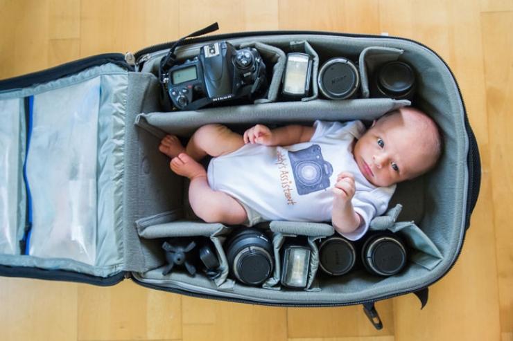 Illustration de l'article : Ces photographes qui réalisent des clichés de leurs bébés couchés dans leurs sac photo