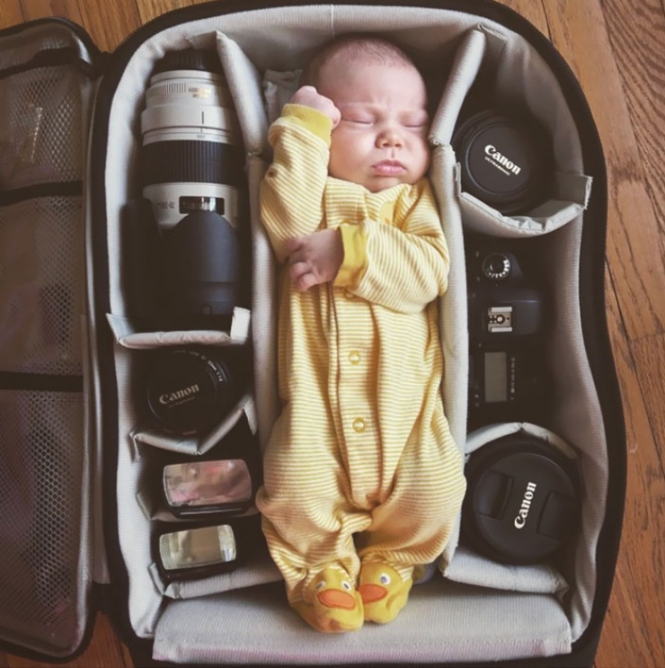 Illustration de l'article : Ces photographes qui réalisent des clichés de leurs bébés couchés dans leurs sac photo