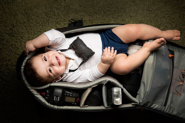 Illustration de l'article : Ces photographes qui réalisent des clichés de leurs bébés couchés dans leurs sac photo