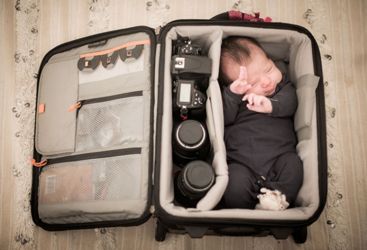 Illustration de l'article : Ces photographes qui réalisent des clichés de leurs bébés couchés dans leurs sac photo