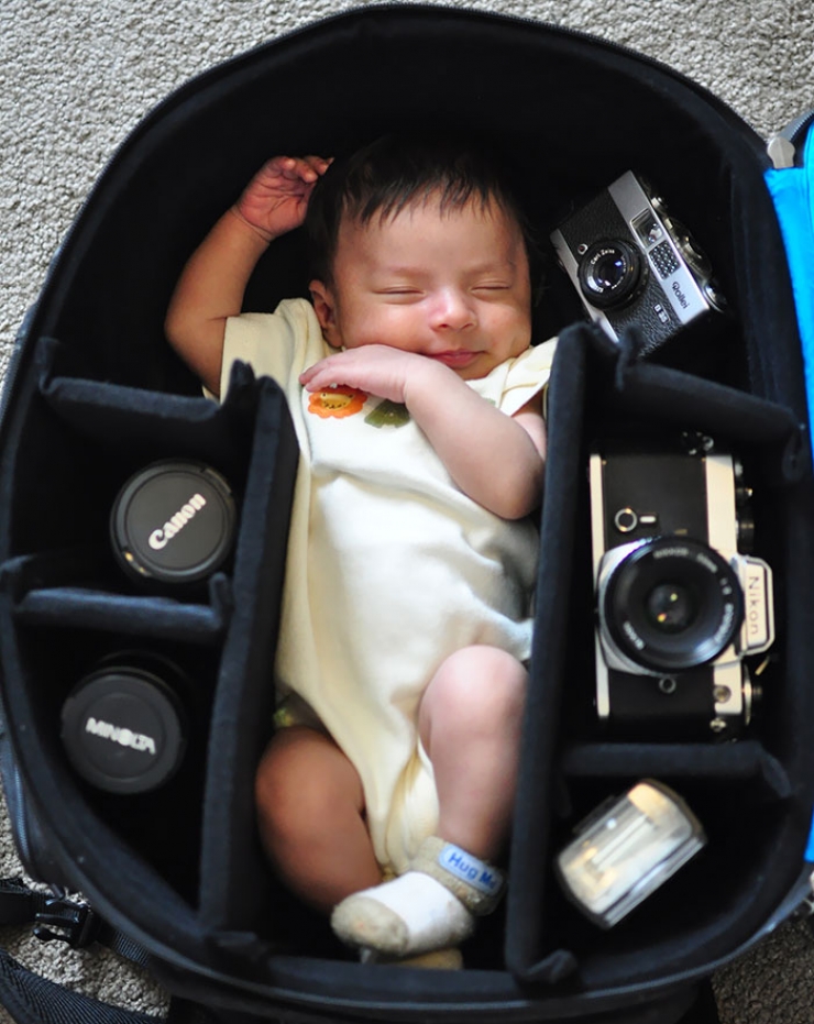Illustration de l'article : Ces photographes qui réalisent des clichés de leurs bébés couchés dans leurs sac photo