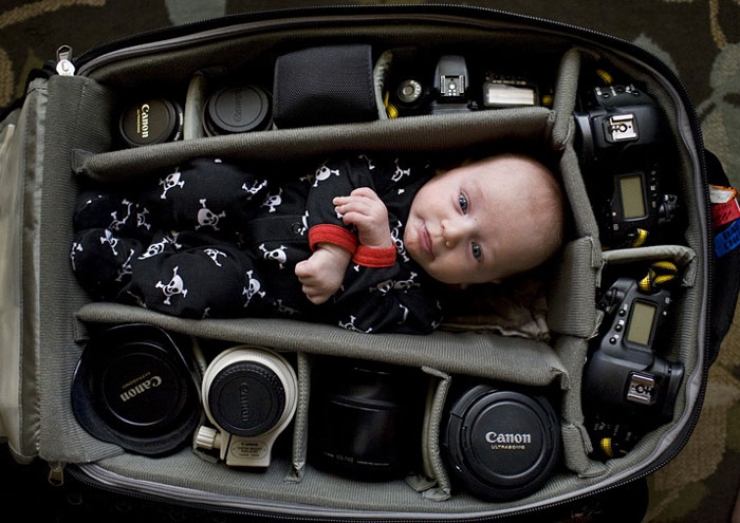 Illustration de l'article : Ces photographes qui réalisent des clichés de leurs bébés couchés dans leurs sac photo