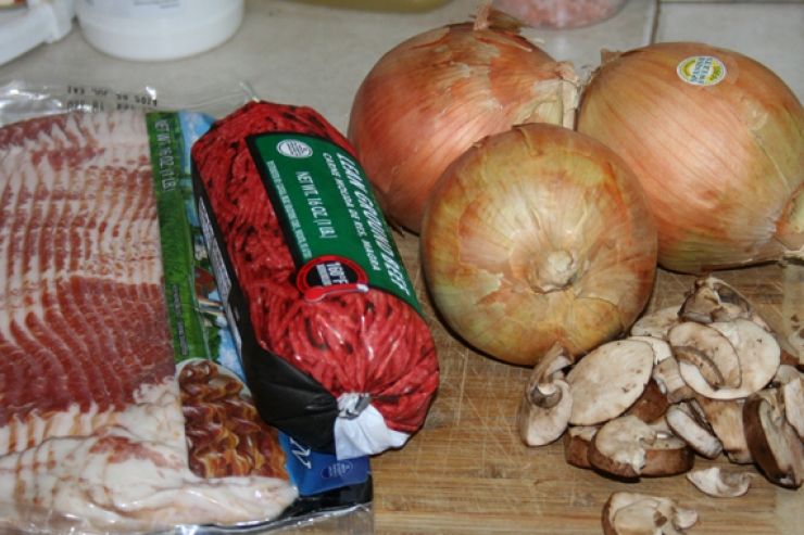 Illustration de l'article : Ce qu'il pr&eacute;pare en mettant sa viande dans des oignons va vous mettre l'eau &agrave; la bouche ! Vous devez essayer...