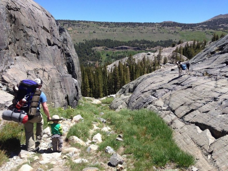 Illustration de l'article : Il n'a même pas encore deux ans et suit déjà ses parents dans leurs randonnées en montagne