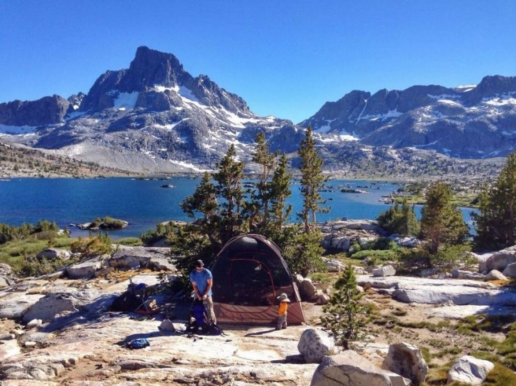 Illustration de l'article : Il n'a même pas encore deux ans et suit déjà ses parents dans leurs randonnées en montagne