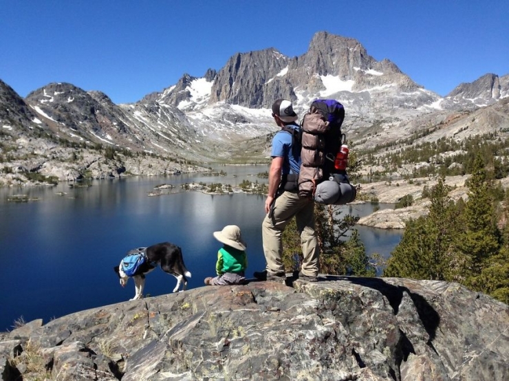 Illustration de l'article : Il n'a même pas encore deux ans et suit déjà ses parents dans leurs randonnées en montagne
