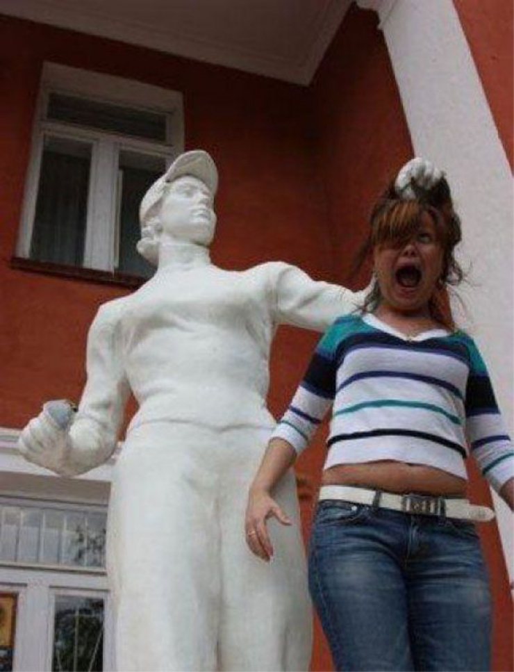 Illustration de l'article : En tombant sur une statue, ces 30 personnes savaient qu'elles devaient immortaliser l'instant avec une photo originale !