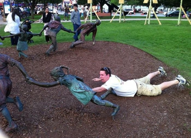 Illustration de l'article : En tombant sur une statue, ces 30 personnes savaient qu'elles devaient immortaliser l'instant avec une photo originale !