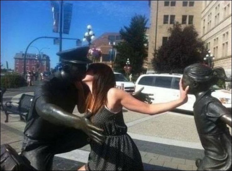 Illustration de l'article : En tombant sur une statue, ces 30 personnes savaient qu'elles devaient immortaliser l'instant avec une photo originale !