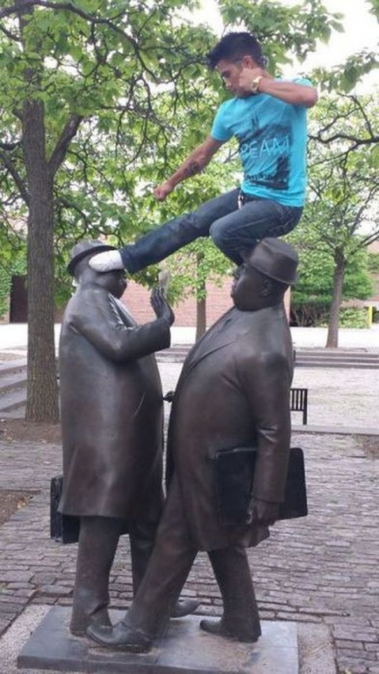 Illustration de l'article : En tombant sur une statue, ces 30 personnes savaient qu'elles devaient immortaliser l'instant avec une photo originale !