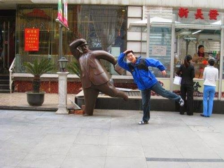 Illustration de l'article : En tombant sur une statue, ces 30 personnes savaient qu'elles devaient immortaliser l'instant avec une photo originale !