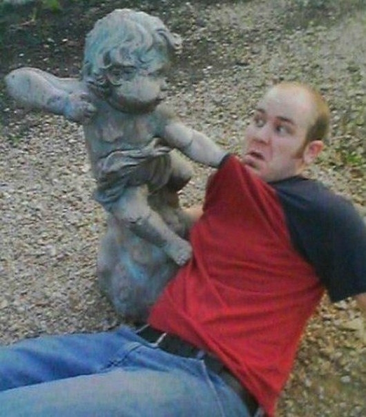 Illustration de l'article : En tombant sur une statue, ces 30 personnes savaient qu'elles devaient immortaliser l'instant avec une photo originale !