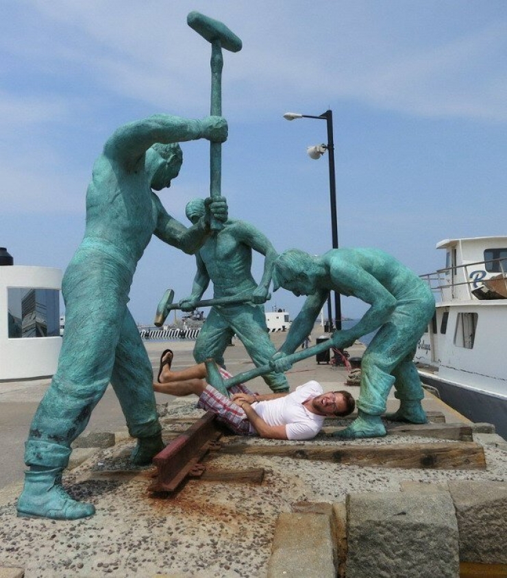 Illustration de l'article : En tombant sur une statue, ces 30 personnes savaient qu'elles devaient immortaliser l'instant avec une photo originale !