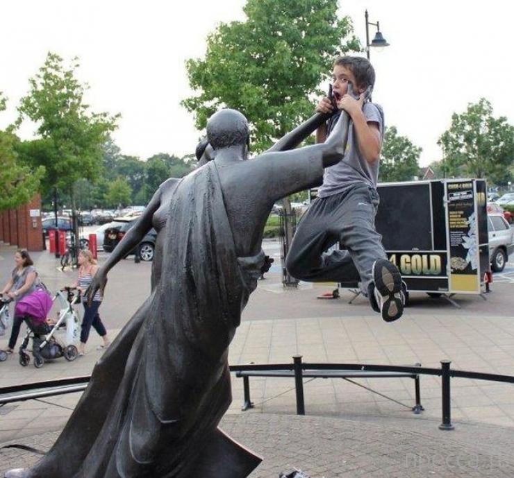 Illustration de l'article : En tombant sur une statue, ces 30 personnes savaient qu'elles devaient immortaliser l'instant avec une photo originale !