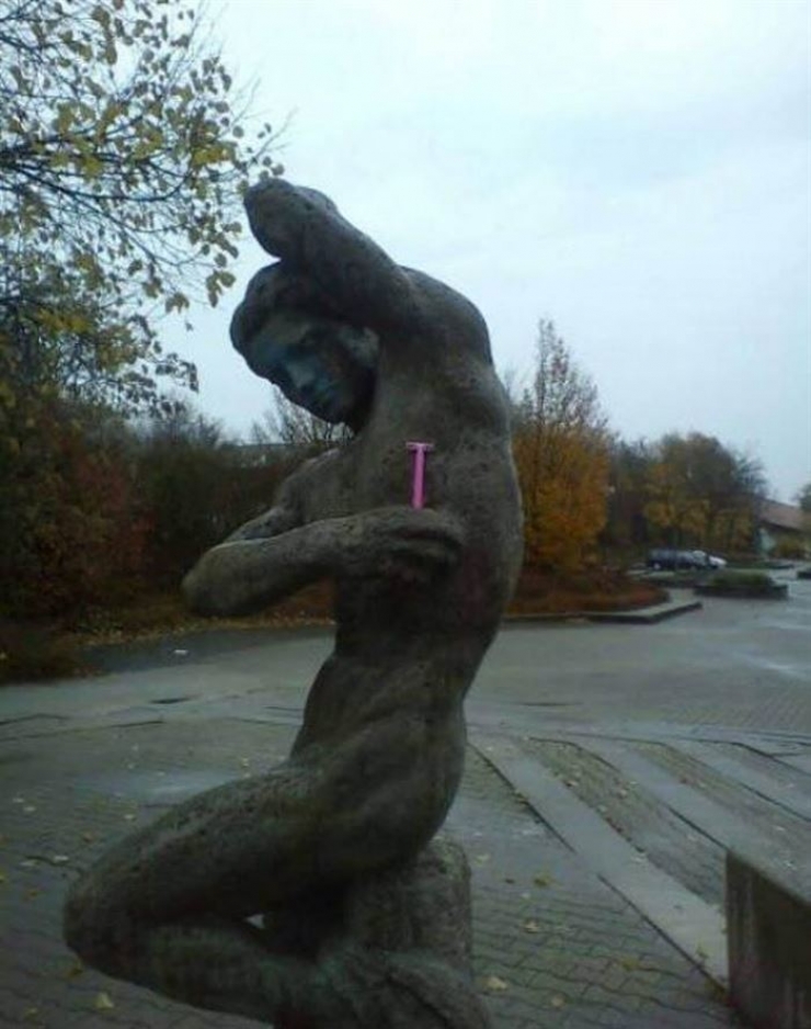 Illustration de l'article : En tombant sur une statue, ces 30 personnes savaient qu'elles devaient immortaliser l'instant avec une photo originale !