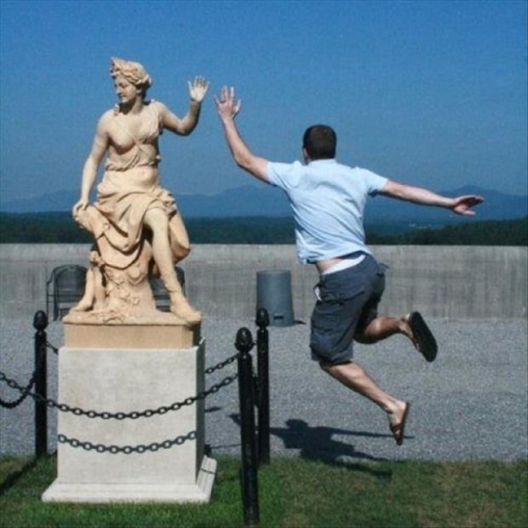 Illustration de l'article : En tombant sur une statue, ces 30 personnes savaient qu'elles devaient immortaliser l'instant avec une photo originale !