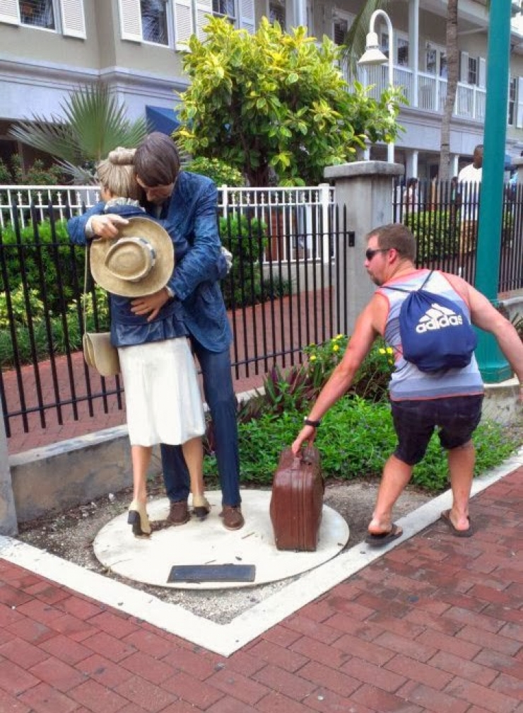 Illustration de l'article : En tombant sur une statue, ces 30 personnes savaient qu'elles devaient immortaliser l'instant avec une photo originale !